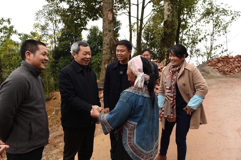 图为童志云在小木匠村走访建档立卡户